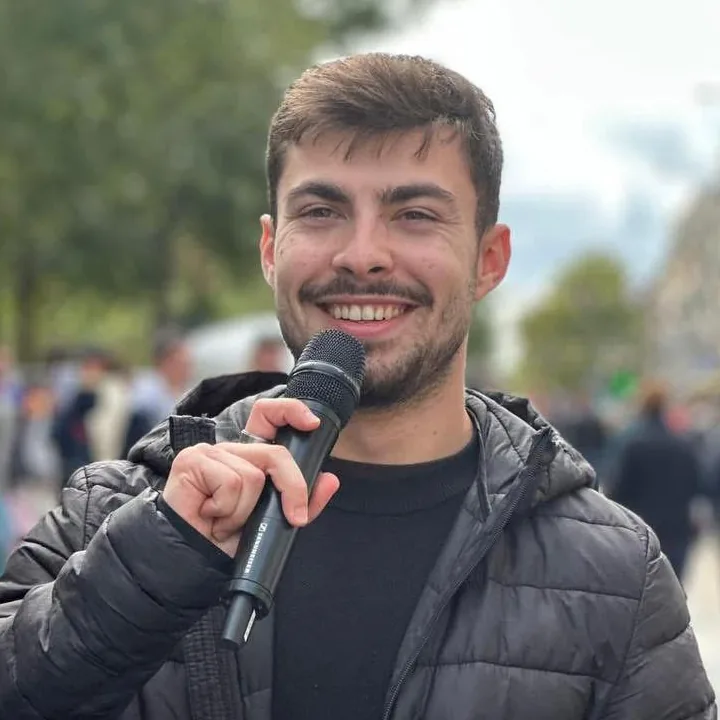 Thomas Guyon, fondateur de Toty Animation, souriant, micro en main