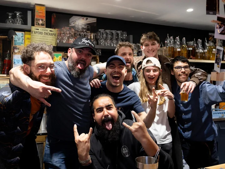 Groupe de participants réunis devant le bar pendant une soirée karaoké
