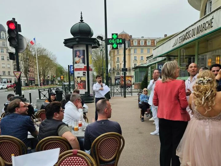 Terrasse en extérieur pendant une soirée quiz, participants attablés