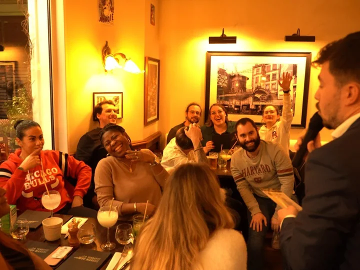 Salle de restaurant animée pendant une soirée quiz