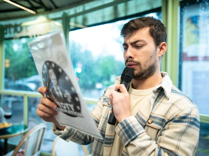 Un participant lit sa feuille de réponses pendant un quiz