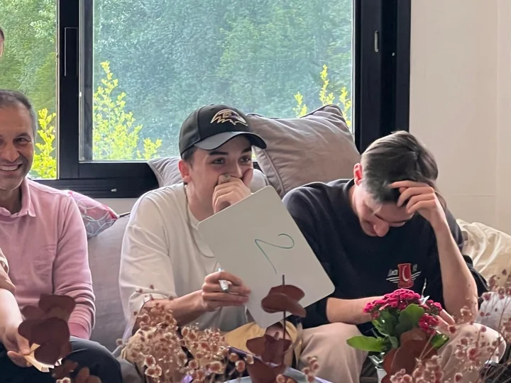 Deux invités pendant une animation d'anniversaire