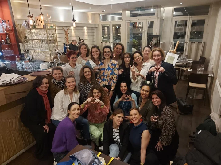 Groupe d'invitées réunies dans un restaurant pour un enterrement de vie de jeune fille