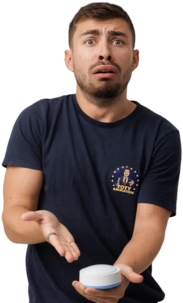 Thomas Guyon en t-shirt Toty, moue perplexe et paume ouverte, un buzzer à la main