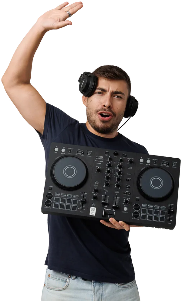 Thomas Guyon en t-shirt Toty, casque sur les oreilles, bras levé et console de DJ à la main