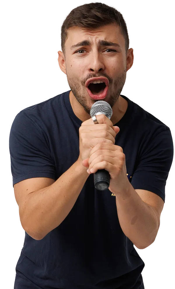 Thomas Guyon en t-shirt Toty, qui chante au karaoké les deux mains sur le micro