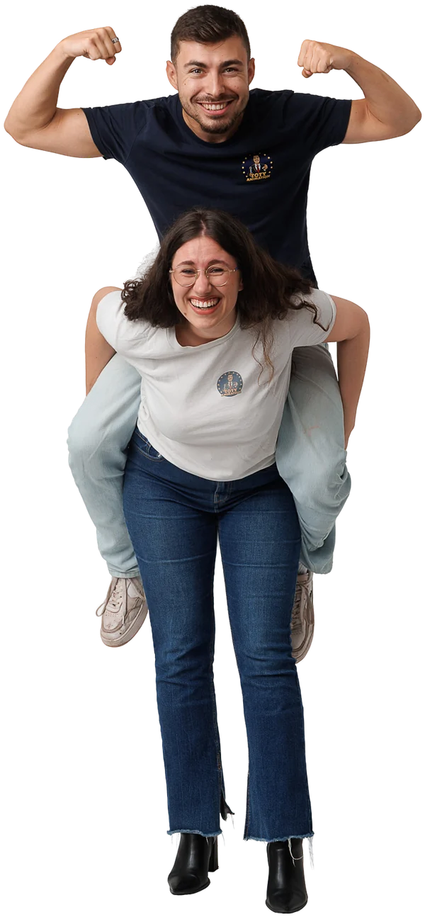 Thomas Guyon qui fait les gros bras, porté sur le dos par une jeune femme, tous les deux en t-shirt Toty et hilares