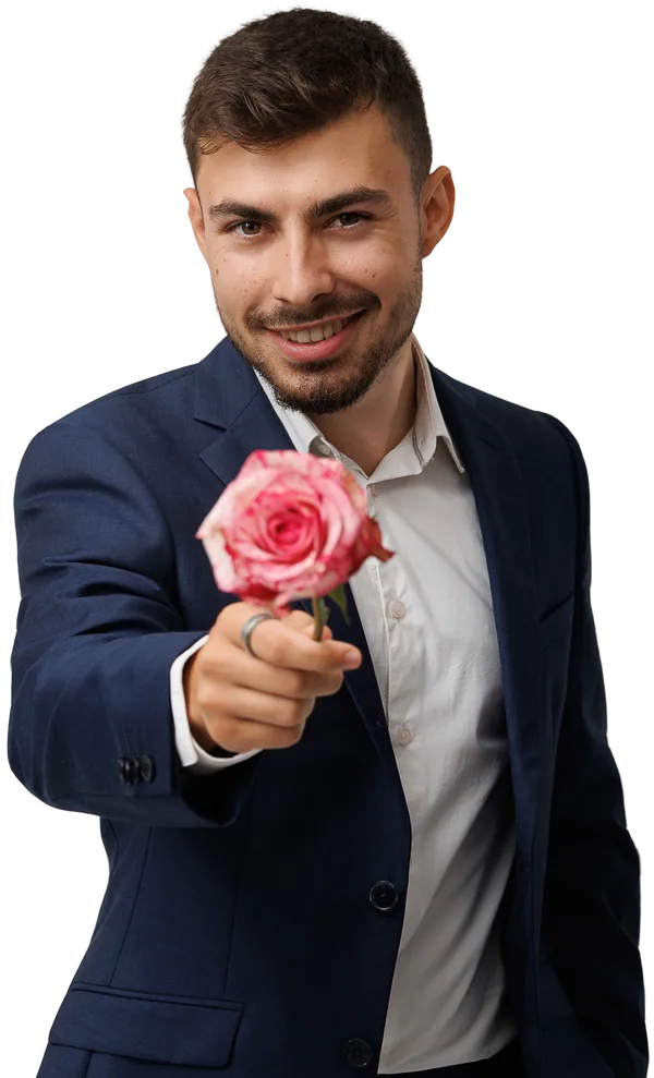 Thomas Guyon en costume de maître de cérémonie, qui tend une rose vers l'objectif